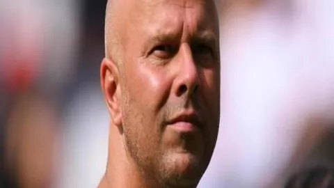 中国速度滑冰队勇夺世锦赛短距男团追逐赛金牌